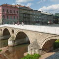 A Latin-híd a Miljacka folyó felett. E híd közelében lőtte le Gavrilo Princip Ferenc Ferdinánd trónörököst és feleségét (Szarajevó, Bosznia és Hercegovina).