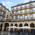 Plaza de Constitución, SanSebastian, SpanyolországAz ajtók számozása állítólag annak emlékét őrzi, hogy a 19. századtól kezdve a téren rendezett nagy eseményekre (bikaviadalokra vagy másra) érkező prominens vendégek használták ezeket 