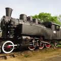 Balatonalmádi. A mozdony az Alsóörs és Veszprém között 1909-1969-ig ingázott járatnak állít emléket.