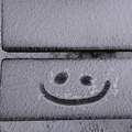 Tél hó pad mosoly vidám