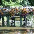 Pont fleuri au Parc Nigloland à Dolancourt - France
