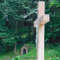 A jásdi Szent-kút egy erdőszéli, árnyas zarándokhely, ahol kis kápolnát, szabadtéri oltárt és kálváriastációkat is találunk.