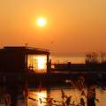 Aranyló napfelkelte Balatonalmádiban.