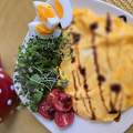Reggeli: tea, tojás, paradicsom, mikrozöld
