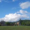 Felhők, domboldal