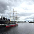 A Riverside Museum modern épülete,
A River Clyde partján horgonyzó Glenlee vitorlással.- Glasgow, Skócia