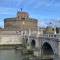 Angyalvár (Castel Sant'Angelo) és az előtte lévő Angyalhíd Rómában.