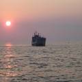 Zadari naplemente egy távozó hajóval