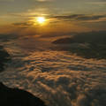 Ausztria, Grimming csúcsán napfelkelte, a völgyet a köd fedte el