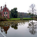 Magyarország, Dég, Festetics-kastély parkja, a park tavának szigetén álló Hollandi ház